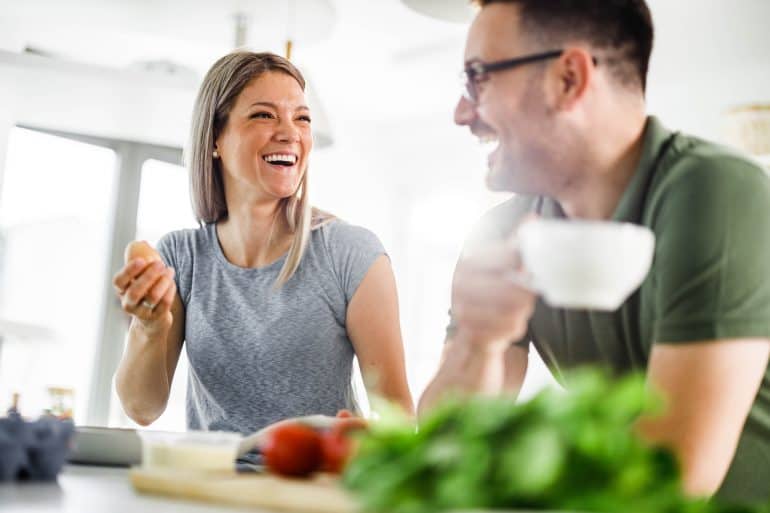 Paar kocht gesund zusammen