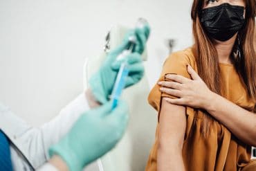 Frau bekommt die Corona-Schutzimpfung