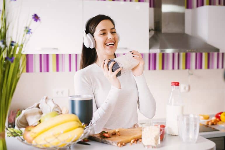 Frau mit Shaker in der Küche