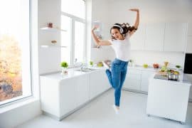 Frau tanzt durch die Küche
