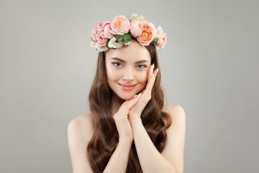 Junge Frau mit Blumenkranz im langen Haar