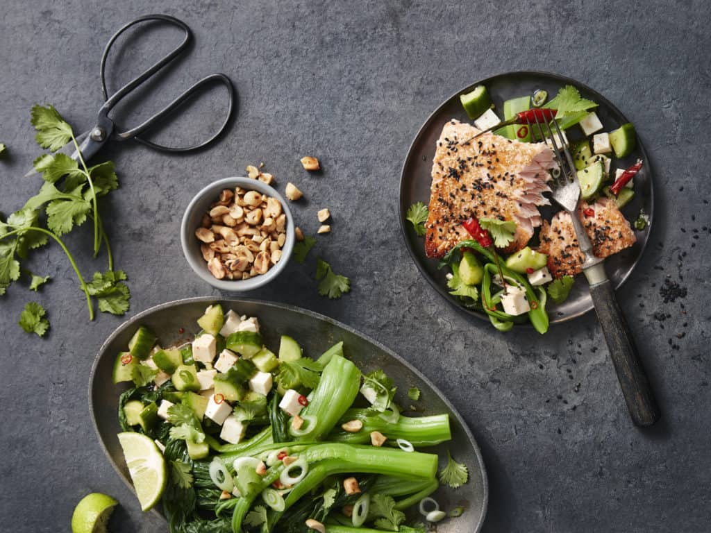 Geheimnisse aus der asiatischen Küche: Viel Gemüse, pflanzliches Eiweiß, Nüsse und Gewürze machen glücklich © StockFood / kleine Holthaus, Thorsten