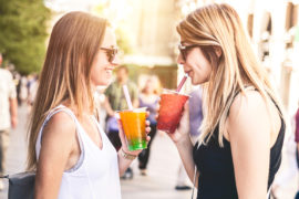 Zwei Frauen trinken Bubble Tea